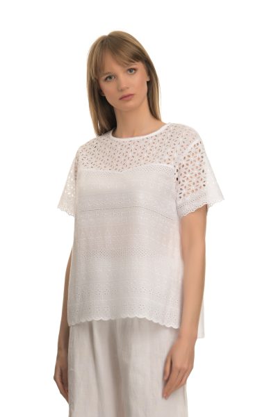 Κοντομάνικο Λευκό Μπλουζάκι Σε Boho Στυλ Διάτρητο Με Κλειστή Λαιμόκοψη